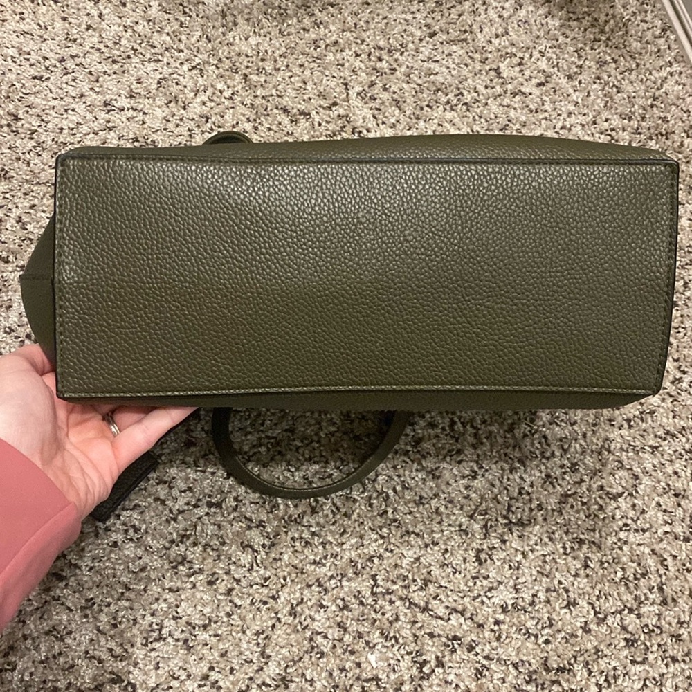 🐛Olive green spacious handbag with gold detailing! - Picture 8 of 12